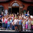 Przed starą kaplicą w której się modliła św. Faustyna